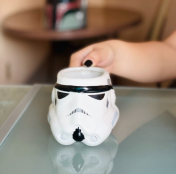 caneca em formato de cabeça de um storm trooper